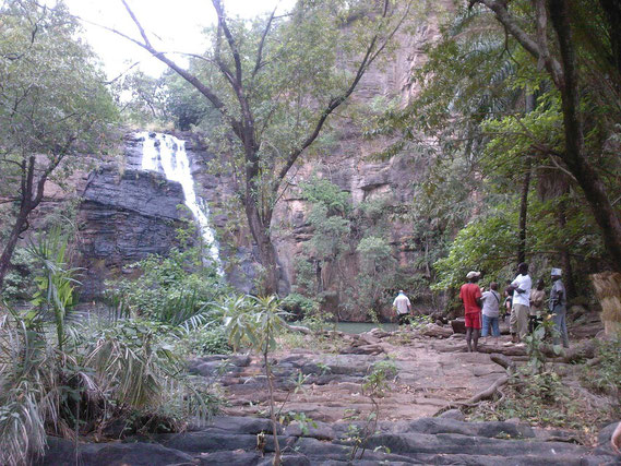 Chute de Kota à environ 15 Km au Sud/Est de Natitingou. Bonne baignade après la marche et l' escalade pour arriver au bassin d'environ 45 X 30 mètres. L' eau est propre et presque tiède.