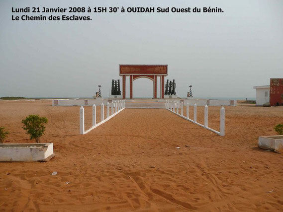 La Porte de non retour à OUIDAH. C' était là l' embarquement pour l' inconnu. 330 KO.