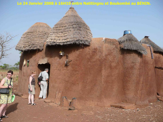 Un Tata Somba au Bénin dans l' Atakora, près de Natitingou. 443 KO. Claudie, Annie et Dany.