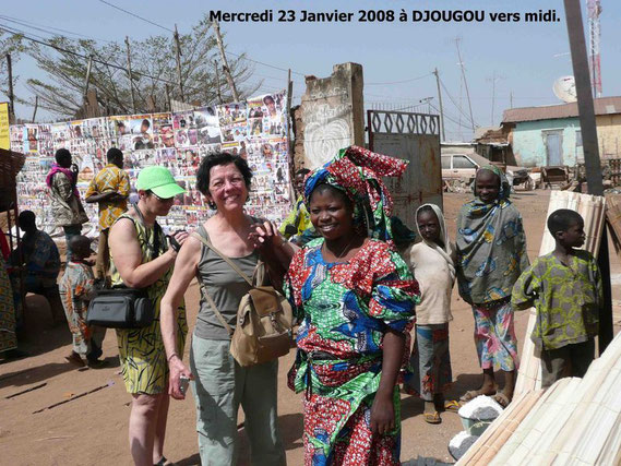 Claudie Paulette et des Béninois sur le marché de DJOUGOU. 479 KO.