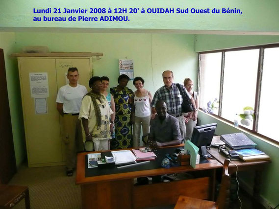 Lundi 21 Janvier 2008 à OUIDAH. 429 KO. De G. à D. : Patrick, Constance, Claudie, Edwige, Paulette, Pierre assis, Dany et Annie. Bernard prend la photo, Joël doit être caché derriere Paulette !