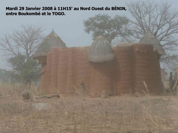 Un beau Tata Somba dans les environs de Boukombé. 284 KO.