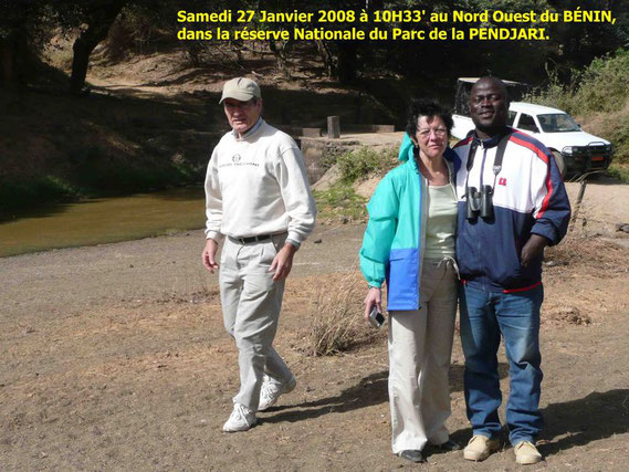 de G. à D. Dany, Paulette, Adamou AKPANA sur la rive de la PENDJARI côté Burkina Faso. 437 KO. Adamou AKPANA, notre guide sympa au Parc de la Pendjari, propriétaire et chauffeur de notre 4X4.