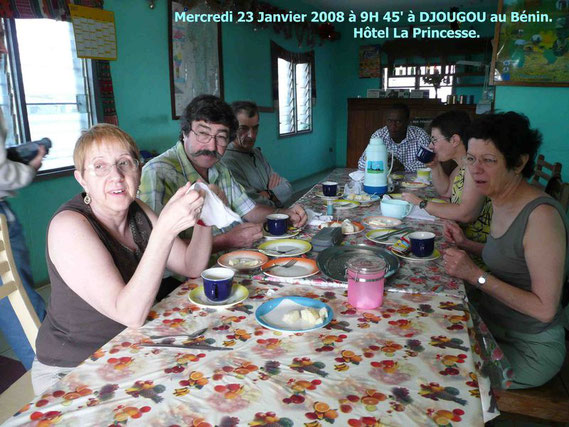 Petit déjeuner au matin du mercredi 23 Janvier à DJOUGOU. 329 KO.