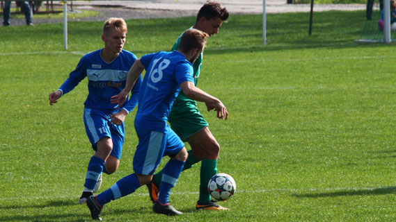 Unsere Jungs wurden am Samstag vom TSV Gera-Westvororte förmlich überrollt. Egal wo ein Grüner in der Nähe des Balles auftauchte, zwei Blaue waren schon da. Am Ende stand es 0:8, was es jetzt schleunigst aufzuarbeiten und dann abzuhaken gilt.