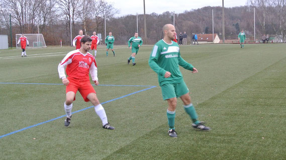 Auf dem Schmöllner Kunstrasen konnten unsere Jungs am Sonntag einen souveränen Sieg einfahren, nachdem man bereits nach 17 Minuten durch Tore von Philipp Kropfelder und Eric Lochmann mit einem 0:2 ein frühes Polster schaffen konnte.