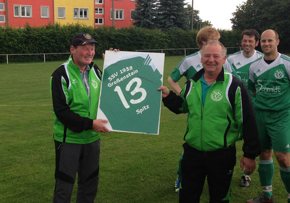 Nach 13 Jahren auf der Trainerbank der 1. Männermannschaft verabschiedete Olaf Beer und der SSV am Samstag Enrico Pohl in die wohlverdiente Trainerrente. Zum Abschied gab’s einen 6:0-Heimsieg gegen Starkenberg/Dobitschen.