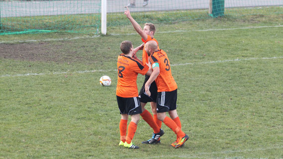 In Kraftsdorf können unsere Jungs den ersten Auswärtserfolg in der Kreisoberliga einfahren. Der Ex-Rüdersdorfer Matthias Beuchel erzielt das 1:0 für unseren SSV. Capitano Muxfeldt, endlich zurück auf dem Platz, und Kretzschmar jubeln mit dem Sturmriesen.