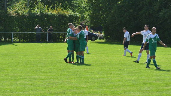 Torschützen unter sich. Christian Schmidt, Martin Azendorf und Lucas Ude bejubeln Azendorf’s zweiten Treffer zum 6:2-Endstand. Ude war, wie schon in der Vorwoche im Pokal, ebenfalls mit einem Doppelpack zur Stelle.