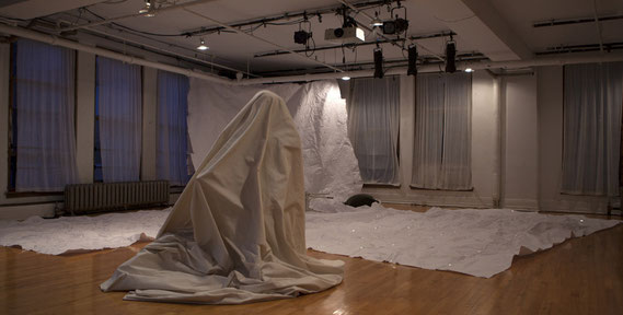 Sébastien Gaudette, papier froissé, résidence montréal, Studio 333, exposition éphémère, froissement contemporain, métamorphose art, performance artistique, danse contemporaine, sculpture papier, artiste Uqam