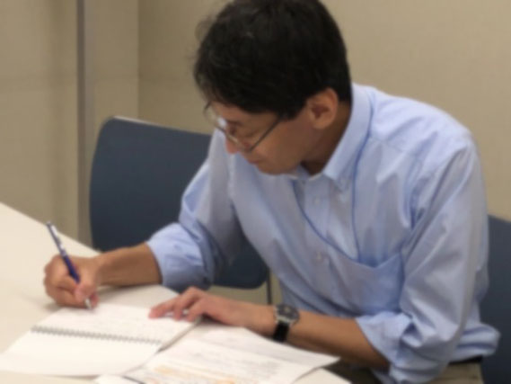 各社の提案を採点し、改善ポイントを整理する顧客役演者