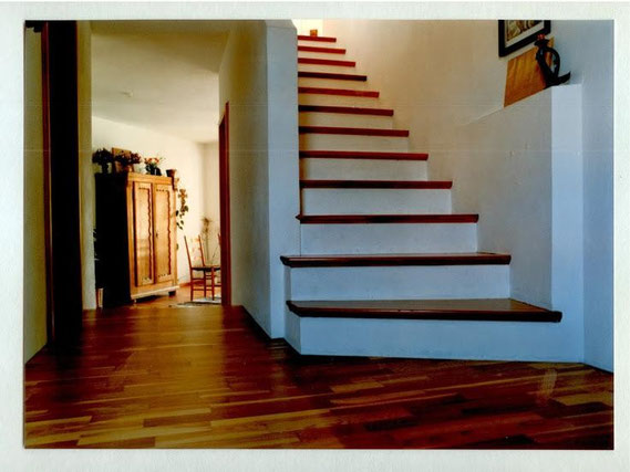 Eine schöne Holztreppe, die wieder stabil und nutzbar ist