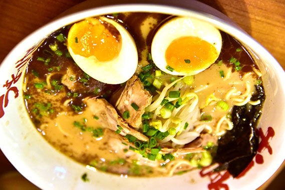 とんこつベースの赤マー油ラーメン