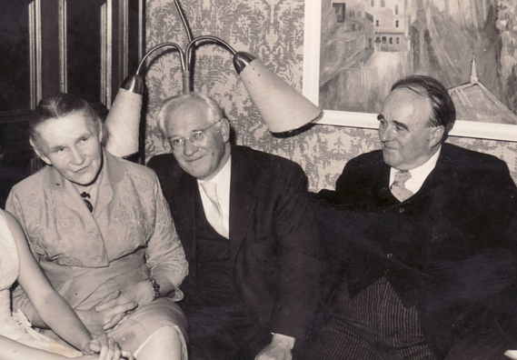 Historische Aufnahme des Salons im Schwarzen Haus, 1958: Von links nach rechts: Erna Heinen-Steinhoff, Hanns Heinen und Erwin Bowien