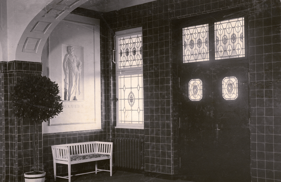 Historisches Foto, 20er Jahre: Die einzige Arbeit von Carl Reschke im öffentlichen Raum in Solingen in der Eingangshalle der ehemaligen städtischen Kliniken