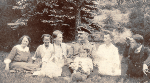 Erich Bowien on convalescent leave in Freiburg im Breisgau in 1915. His wife and children had travelled from Neuchâtel in Switzerland to visit the convalescent. Young Erwin Bowien on the far right.