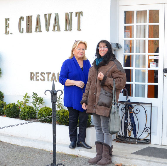 Mlle Danièle Chavant en compagnie de Christine devant le berceau de la "Caille Emile Chavant"