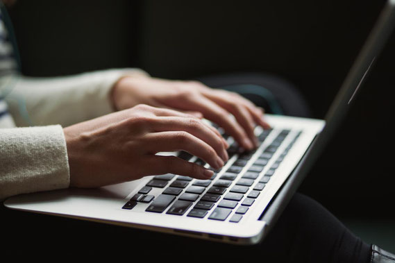 Frau schreibt auf Laptop: Werbung für den 2. Münsteraner Schreibmarathon im Schreibraum Münster.