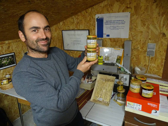 Mathieu Audo apiculeur transhumant, vous propose ses miels, pains d'épices, pollens