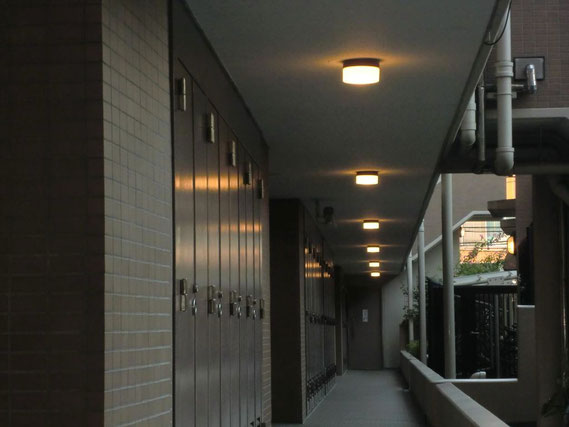②各戸の玄関前LEDペンダントライト