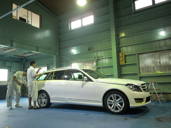 ベンツの車磨きにLED
