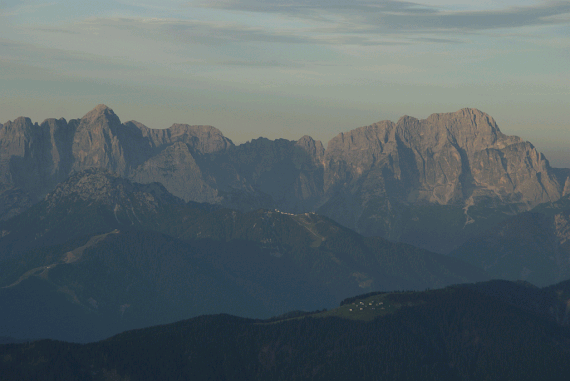 Der Montasch (rechts) und der Wischberg links, im Vordergrund die Göriacher Alm und der Monte Luschari