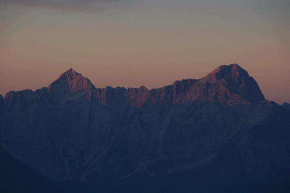 Jalovec (links) und Mangart (rechts) im ersten zarten Morgenrot