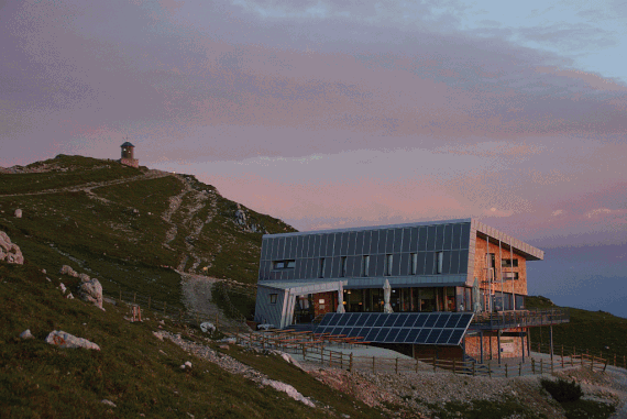 Das Gipfelhaus im zarten Morgenlicht