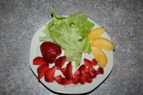 Heute gab es Erdbeeren, Nektarine und Eisbergsalat.