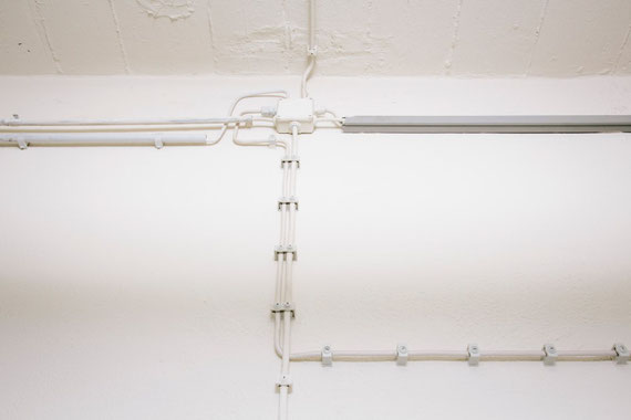 Altbausanierung: Alte Elektroinstallation an der Wand