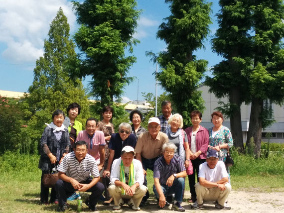 (篠岡小卒業記念植樹(メタセコイア)前での記念撮影。 写っていないのは以下の12人です。)