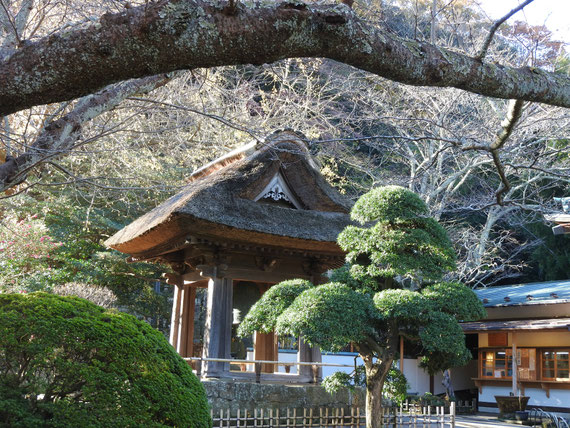 茅葺屋根の鐘楼