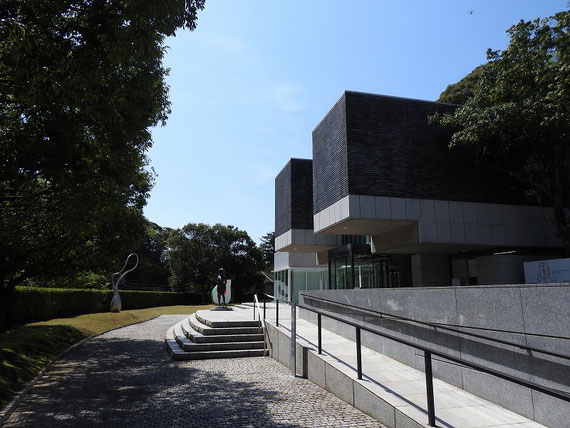 神奈川県立近代美術館鎌倉別館　入り口から玄関へ　