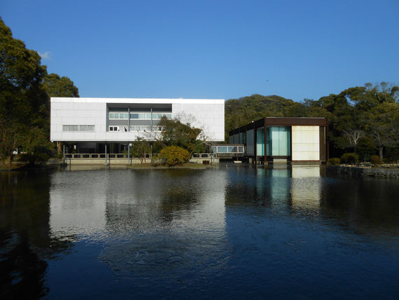 平家池対岸から、鎌倉近代美術館の全景。　お気に入りベストショットです。