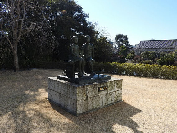 鎌倉文華館鶴岡ミュージアム前庭の　ブロンズ像　