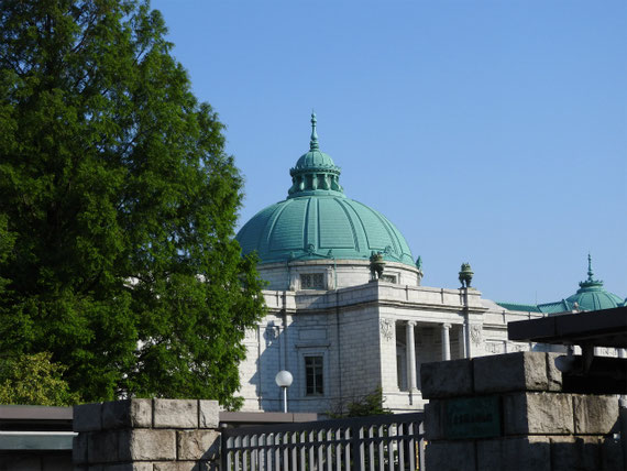 正門から表慶館を望む