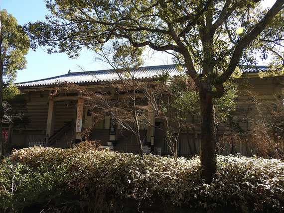 参道からみる国宝館　