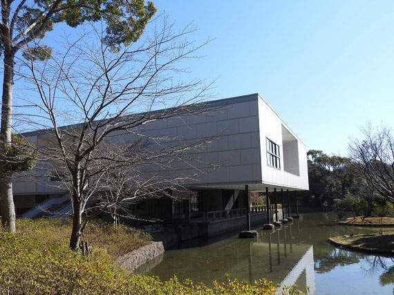 平家池の右から見る　鎌倉文華館鶴岡ミュージアム