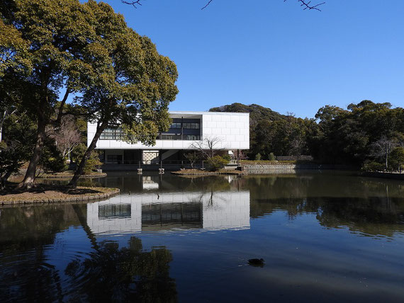 平家池から鎌倉文華館鶴岡ミュージアムを望む　