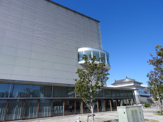 正面道路から見る　静岡市歴史博物館外観