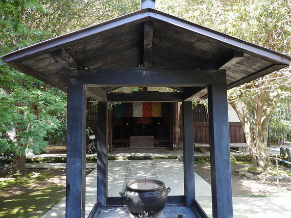 円応寺境内香炉　