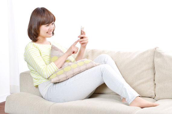 スマートホンで出会いを探す女性