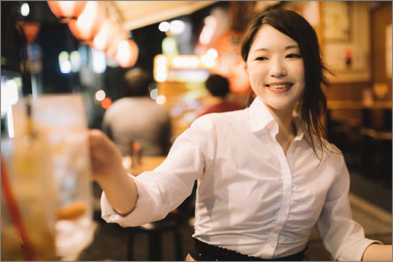 お酒を飲む女性