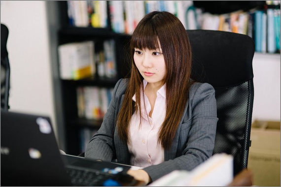 PCと向き合うOL