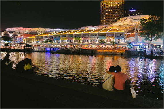 夜景を見ながら寄り添うカップル