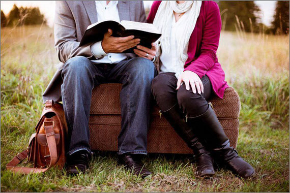 読書する男女