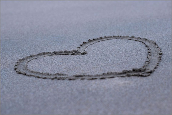 砂に書いたハート