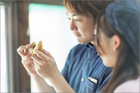 食事する男女