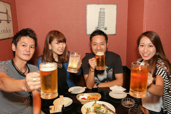 飲み会をする男女