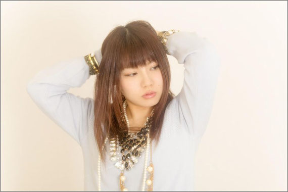 髪をいじる女性